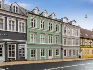 Nyistandsat kontor/klinik- eller butikslokale på attraktiv gade i Odense midtby udlejes