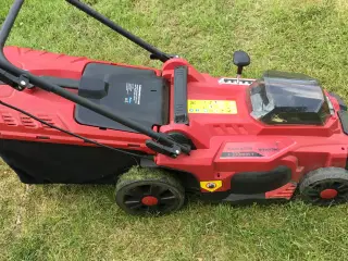Plæneklipper til batterier 1 år gammel (-batterier
