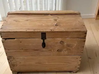 Meget gammel trækiste