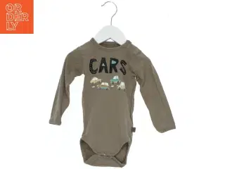 Brun body med bilprint fra Kids Up (str. 74)