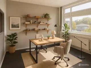 18 m2 lukket kontor i fælles kontormiljø