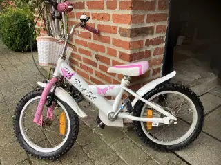 Cykler, cykelhjelme, løbescooter, trækvogn