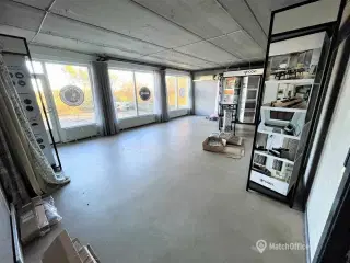 57 m2 lyst kontorlokale med egen terrasse