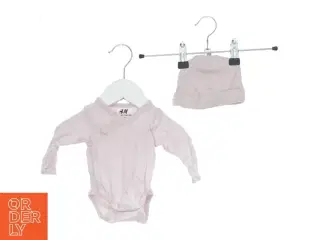Lyserød bodystocking med hue til nyfødte fra H&M (str. 50)