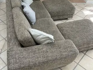 Sofa med 2 store puf