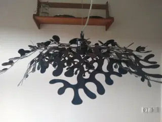 Skulpturel pendel i metal