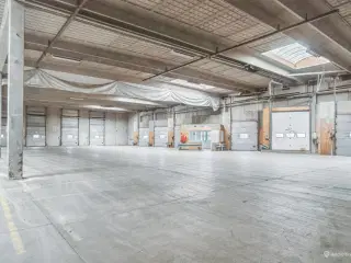 Stor lagerhal med kontorafsnit og bad i Kastrup