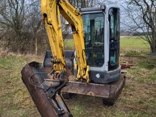 New Holland minigraver, kan køres på trailer.