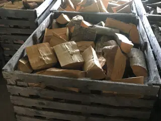 Tørt og fyringsklart brænde