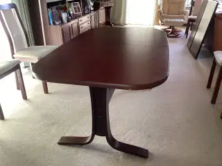 Spisebord mørk mahogni med 2 plader og 6 stole