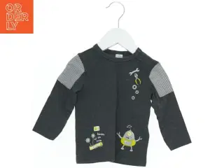 Langærmet bluse med robot-motiv fra Doppdopo (str. 74)