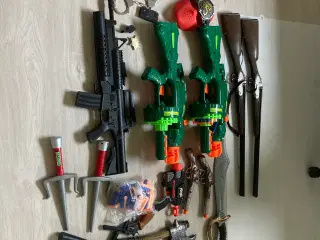 Legetøjspakke med geværer og lignende.