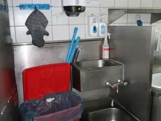 Papirdispenser, sæbedispenser samt håndvask med armatur m.m.