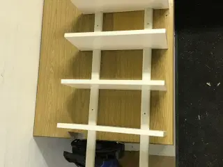 Enkel reol i hvidt træ