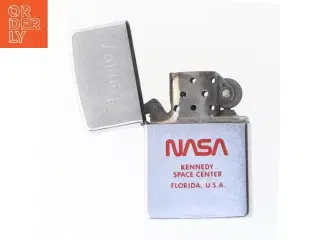 NASA Kennedy Space Center lighter fra Nasa (str. 5,5x4 cm)