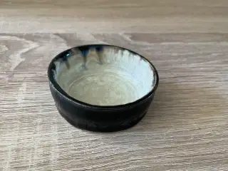 Vildt sød lille håndlavet keramik krukke i sort