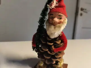Gammel koglenisse med juletræ