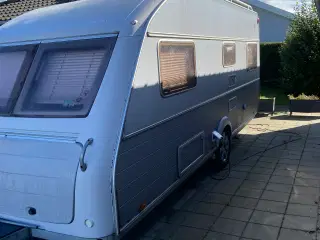 Helårs  campingvogn med sol på taget og motor ben