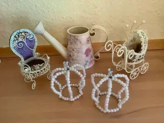 Miniature pynte ting med perler og glimmer.