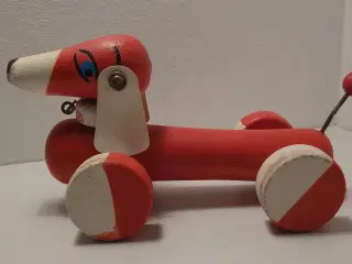 Gammel rød trækhund/gravhund. Måske Brio. L25cm.