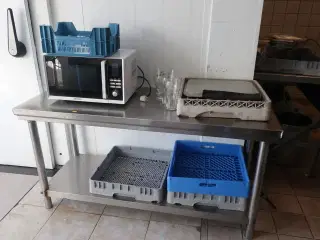 Stålbord og microovn