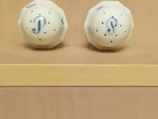 2 pebberbøsser blå blomst.