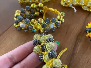 Nye knyttede armbånd