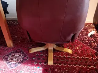 Lænestol med fodskammel i ægte okselæder.