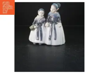 Porcelænsfigur af to amagerpiger fra Royal Copenhagen (str. 19x17 cm)