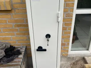 Våbenskab til 5 stk