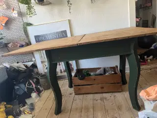 Svensk træbord med patina