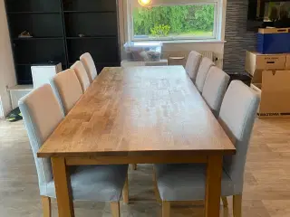 Massivt spisebord med 8 stole