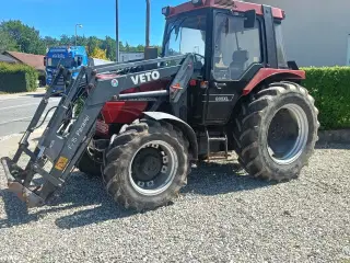 Case IH 885 XL med frontlæsser