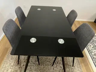 Hyggeligt spisebord med stole til salg