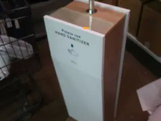 Stander til hånddesinfektion