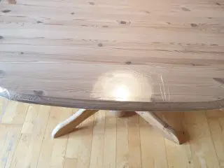 Spisebord i fyrtræ