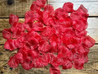Kunstige røde rosenblade
