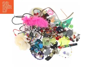 Diverse smykker og tilbehør (str. 15 x 10 cm)