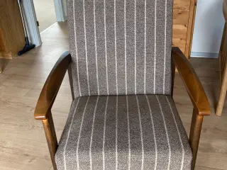 Stol med stofbetræk og træstel