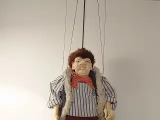 Antik marionetdukke i gips, træ og stof.