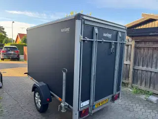 Variant lukket trailer med rampe.