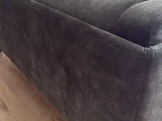 Flot og komfortabel sofa i grøn velour-look med ti