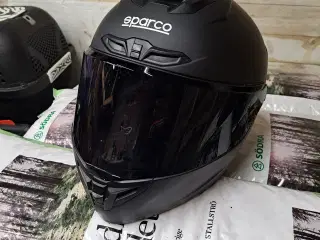 Gokart hjelm, handsker og ribbensbeskyt