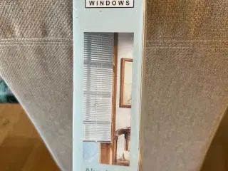 Nyt hvid persienne. Mål: 110 x 130 Cm.