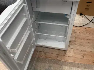 Køleskab med lille fryser