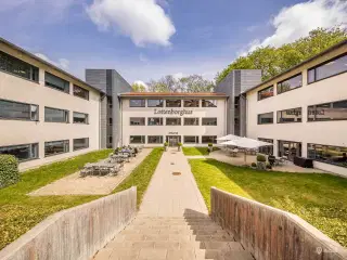 Åbent kontormiljø i serviceret flerbrugerhus med stærk strategisk beliggenhed