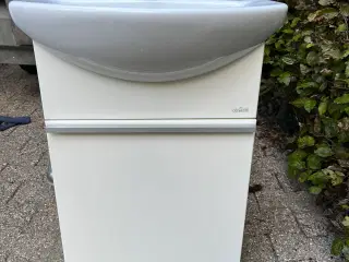 Vask med lille skab og armatur