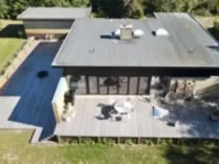 Hus t�t p� strand, marina, indk�b og Golfbaner