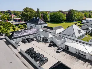 Lyst. rummeligt og moderne kontorlejemål udover det sædvanlige