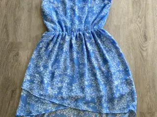 Ærmeløs blå kjole med råhvide blomster str. 164